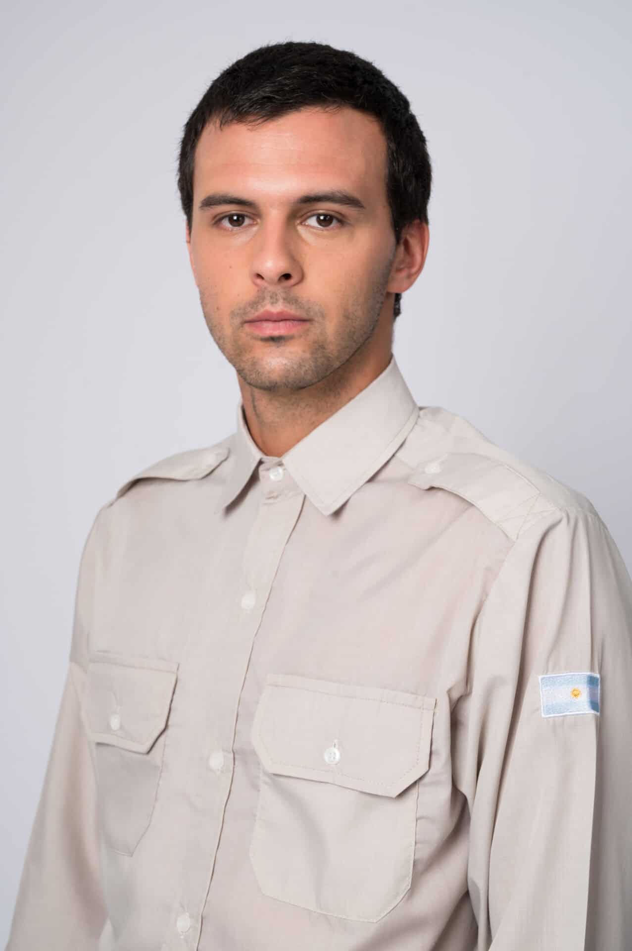 Detalle frontal de la Camisa corporativa Frank gris perla con bandera argentina en la manga.