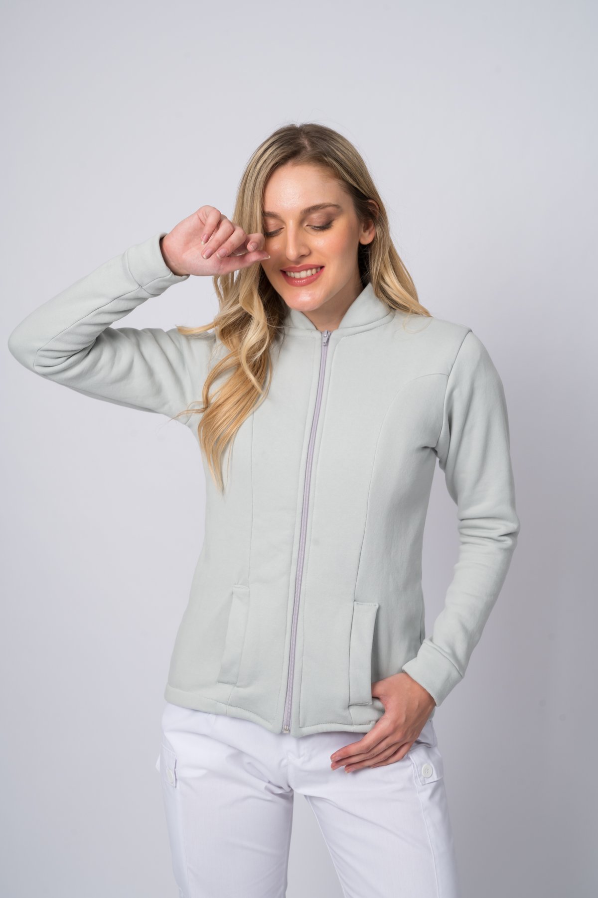 Campera corporativa Simone para mujer – vista frontal en frisa de algodón peinado con cuello mao