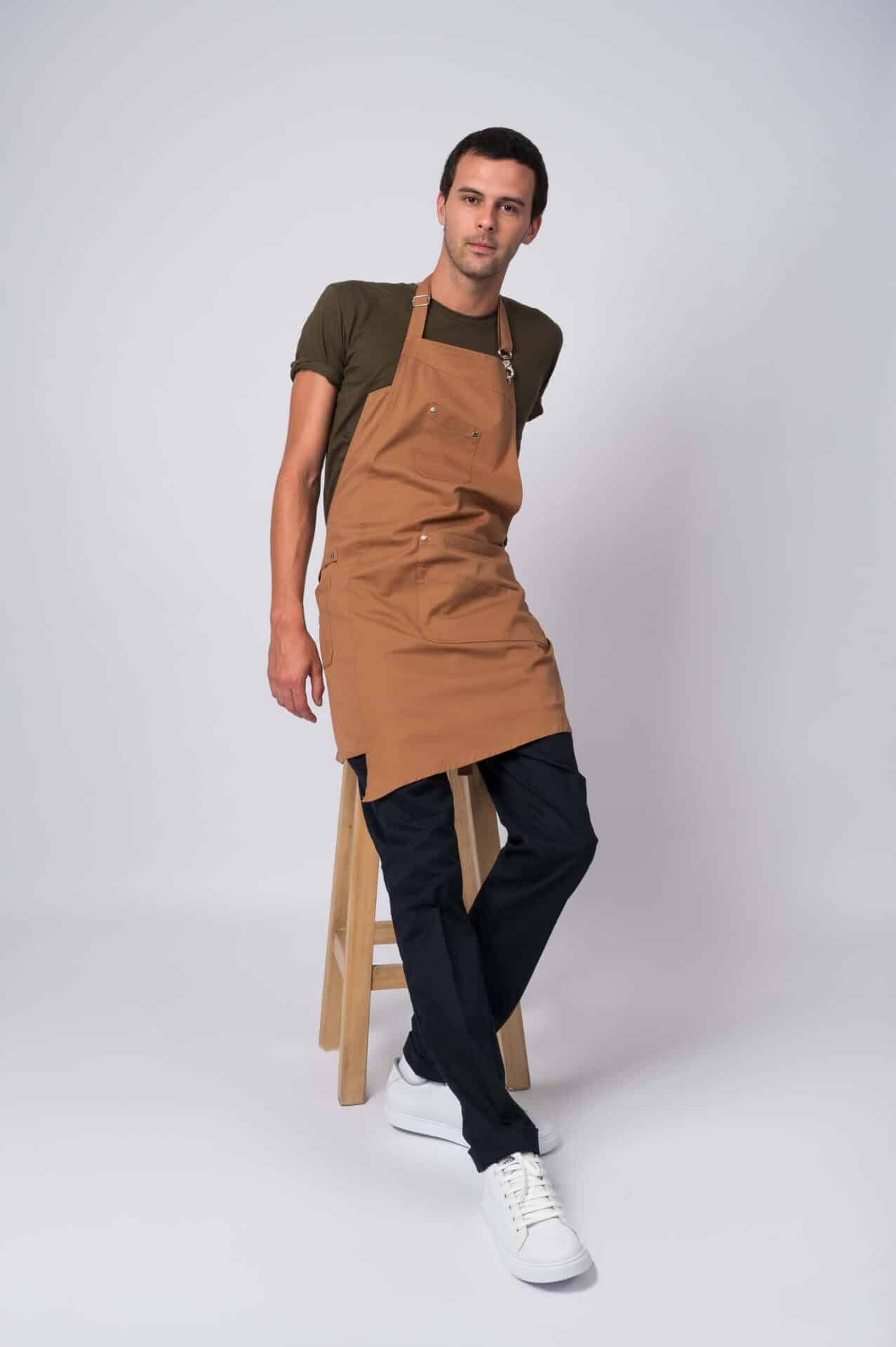 Delantal Mandil Cornell para camarero o mesero, uniforme gastronómico con bolsillos y herrajes metálicos.