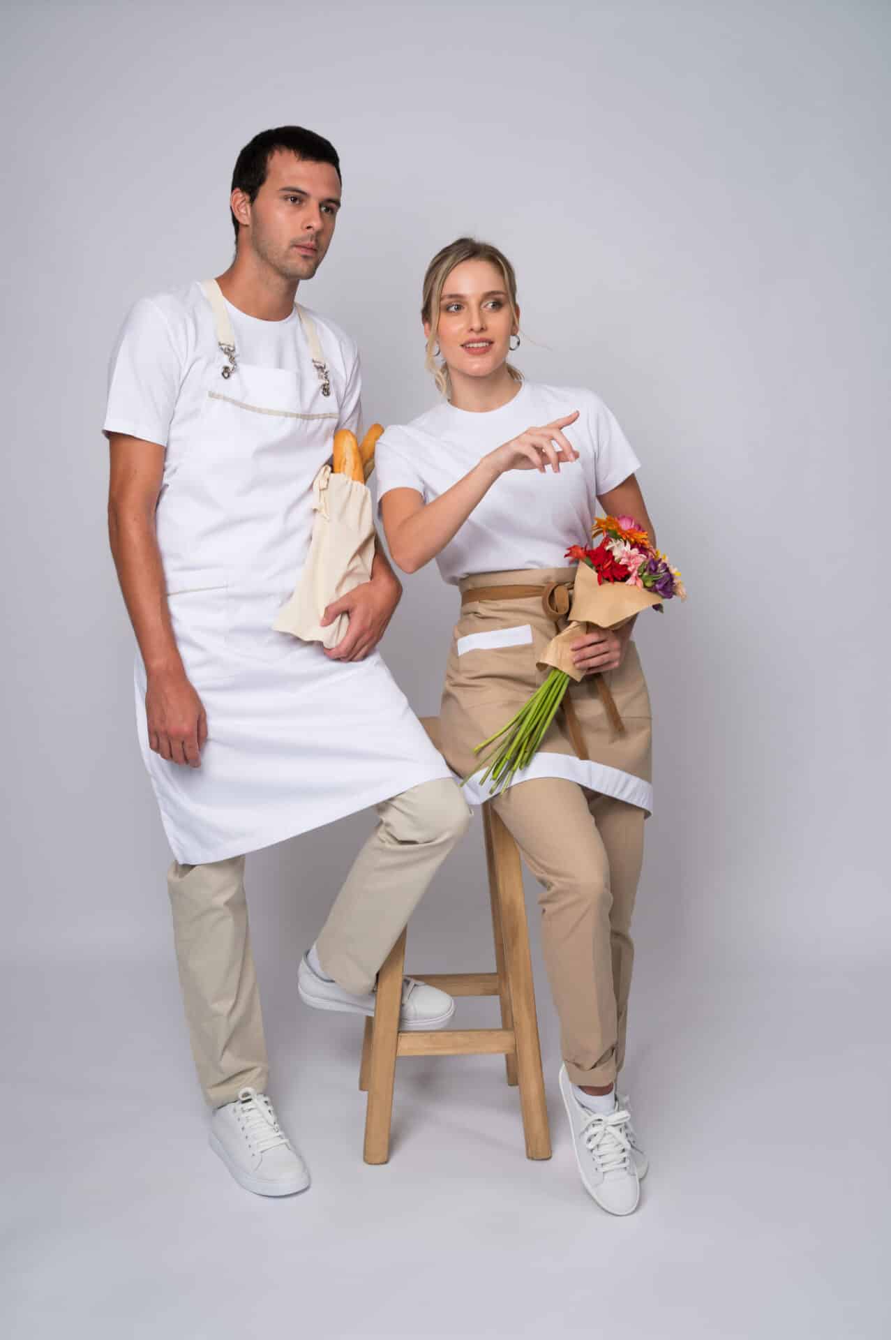 Faldón Julia en gabardina arena con vivos blancos, uniforme profesional para gastronomía