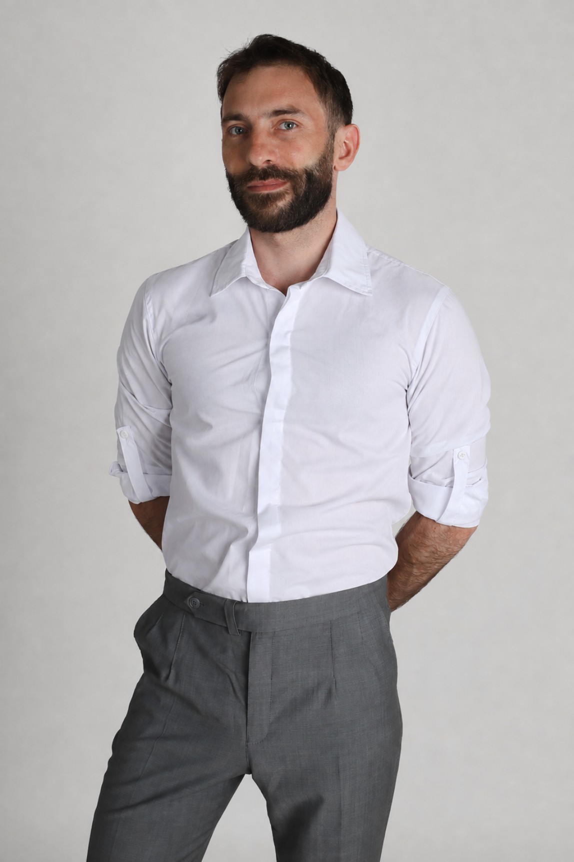Camisa Monk de vestir blanca cartera escondida y mangas arremangadas con tiras SFU
