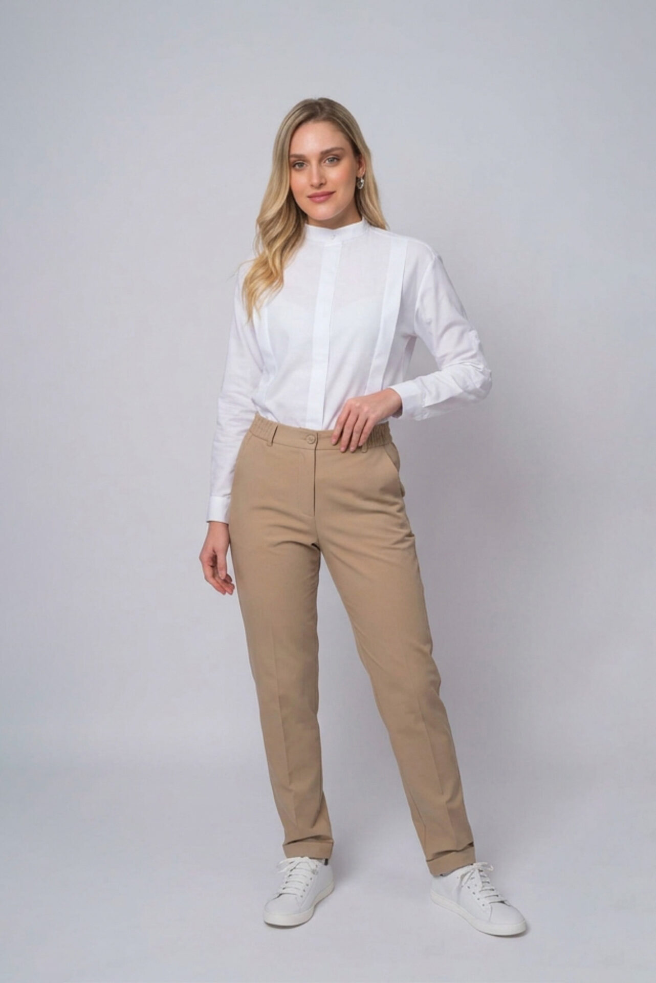 Pantalon Melody Gabardina beige delantero con bolsillos