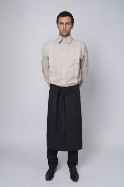Delantal bistró largo Goodman combinado con camisa gris perla – uniforme para restaurantes elegantes