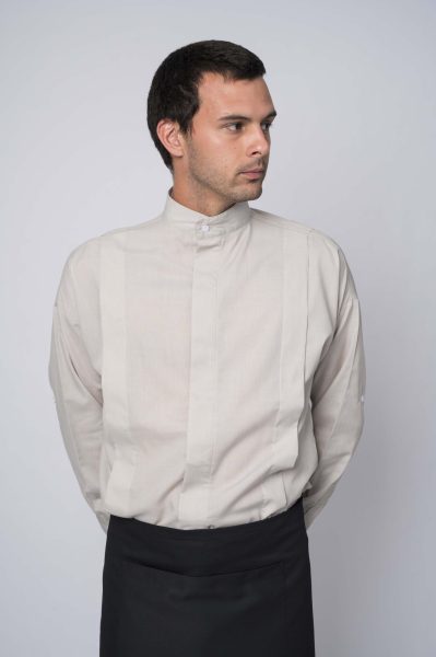 Camisa HENDERSON gris perla con cuello mao y puños rectos, uniforme profesional moderno