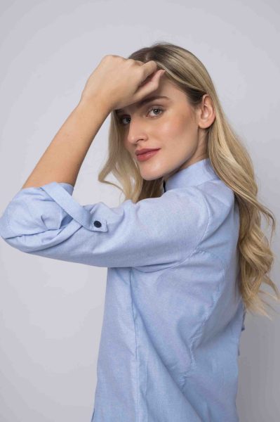 Detalle de tirilla para arremangar y tejido Oxford de la camisa uniforme My Girl