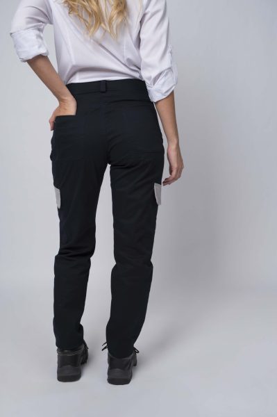 Camisa Barista Brenda de Mujer 3 Camisa Barista Brenda de mujer vista desde atrás, corte entallado y mangas arremangables.
