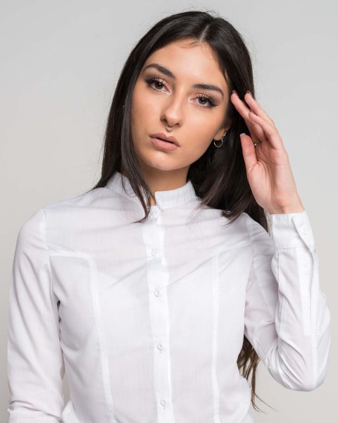 Camisa Jazz de mujer entallada, vista frontal, con cuello Mao y pinzas Dior