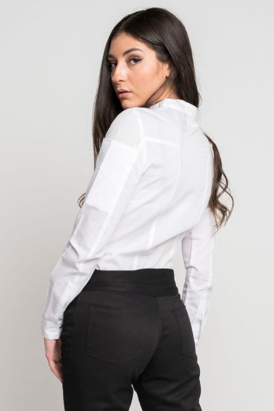 Camisa Jazz de mujer entallada, vista lateral, con recorte en espalda y cuello Mao