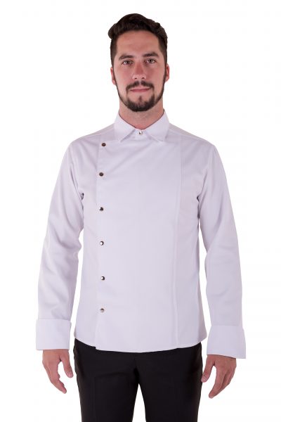 Cocinero con chaqueta de chef blanca y pantalon de vestir negro