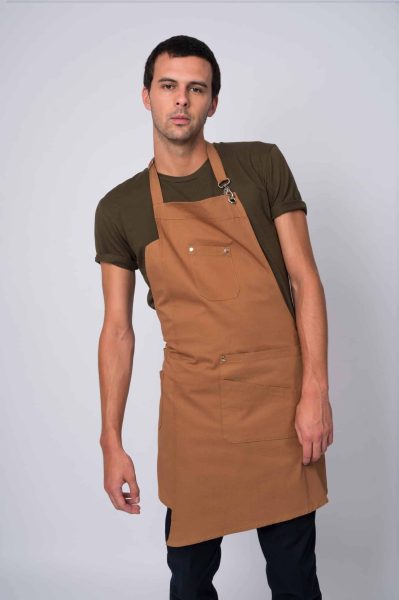 Delantal Mandil Cornell Hombre color suela, uniforme gastronómico con bolsillos reforzados y herrajes metálicos.