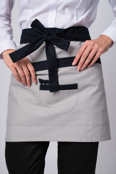 Faldón Scott gris con vivos negros y bolsillo frontal – Delantal gastronómico profesional Songs For Uniform.