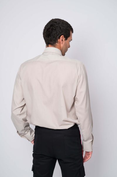 Vista trasera del pantalón JIMMY con bolsillos plaqué y calce entallado