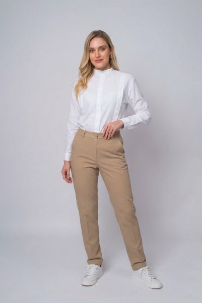 Pantalón Melody Gabardina beige delantero con bolsillos