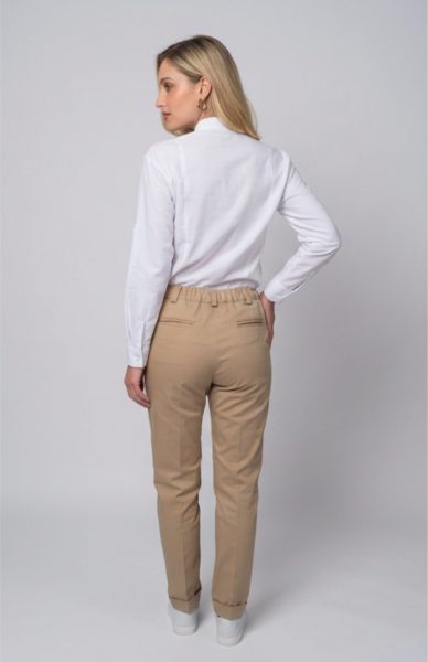 Pantalón Melody Gabardina beige delantero corte babucha espalda