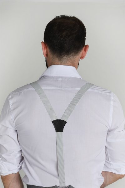 Vista trasera de la camisa Monk blanca con tiradores cruzados